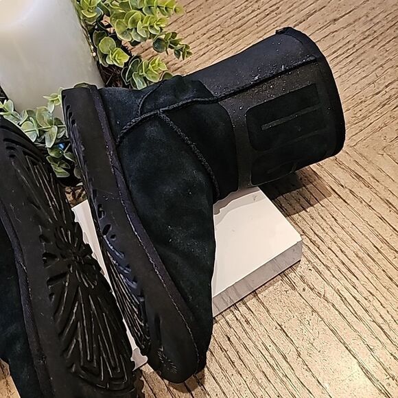 Black Ugg size 7 short glittery top part - Picture 7 of 13